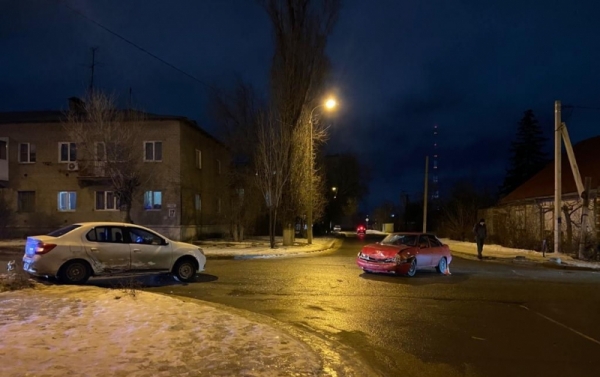 В Волгограде в ДТП с двумя иномарками пострадали два человека