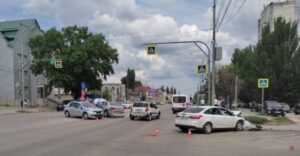 В Волгограде попала на видео авария с участием двух иномарок