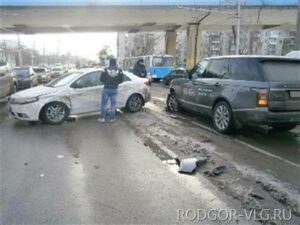 Автомобиль для тест-драйва попал в аварию в центре Волгограда