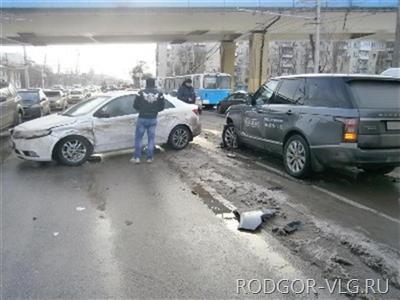 Автомобиль для тест-драйва попал в аварию в центре Волгограда