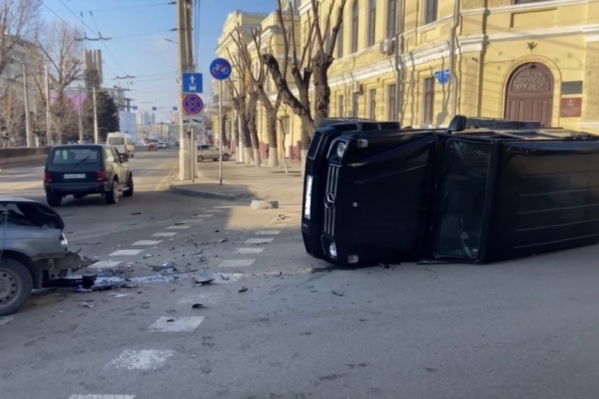 В центре Волгограда утром 8 марта опрокинулся внедорожник