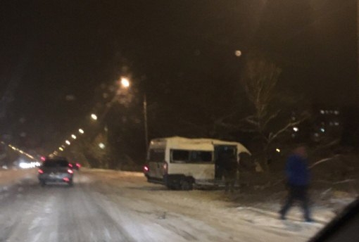 В Волгограде маршрутка с пассажирами въехала в бетонную опору ЛЭП