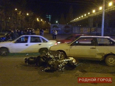 В центре Волгограда в аварии разбился мотоциклист