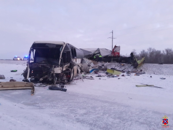 Под Волгоградом произошло ДТП с автобусом и бензовозом, 9 пострадавших