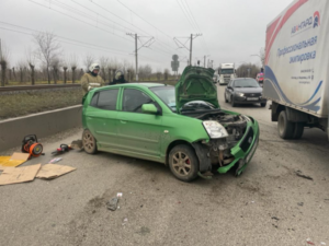 Две женщины и ребенок попали в больницу после тройного ДТП под Волгоградом