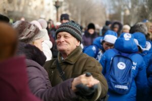 В Волгограде ветераны станцевали с волонтерами и школьниками