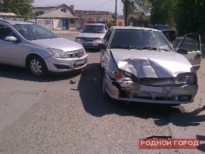 В Волгограде иномарка столкнулась с «пятнадцатой»