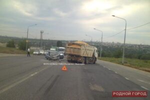 В Волгограде «КамАЗ» протаранил «ВАЗ-2110»: пострадали двое