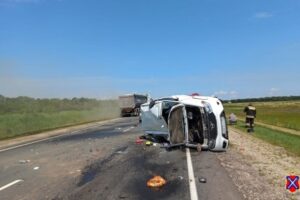 УАЗ с двумя взрослыми и ребенком опрокинулся на трассе под Волгоградом