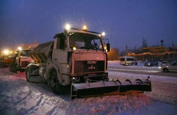 Дорожники продолжают устранять последствия ночного снегопада