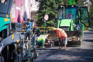 В Волгограде завершают ремонт подъездных путей к школам