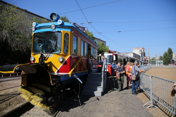 Волгоградцам в День города показывают необычный транспорт