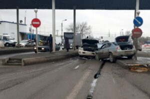 На посту ДПС под Волгоградом произошло лобовое столкновение двух иномарок