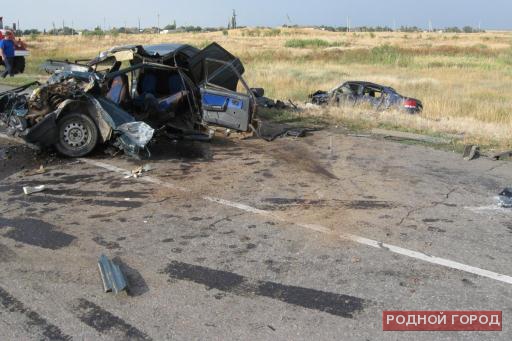 Под Волгоградом 3 погибли и 4 пострадали в лобовом ДТП: фото