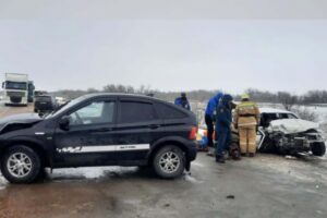 После лобового ДТП 4 человека попали в больницу в Волгоградской области