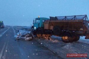 Под Волгоградом в ДТП иномарки и грузовика пострадали двое