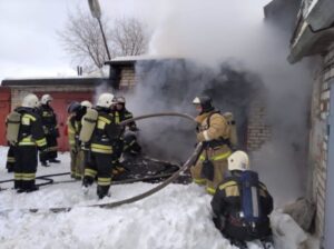 В Волгограде пожарные почти три часа тушили полыхающий гараж