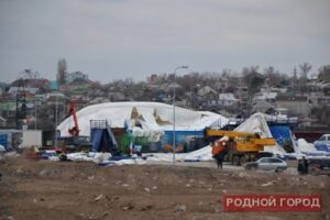 В Волгограде ураганный ветер снес купол дельфинария