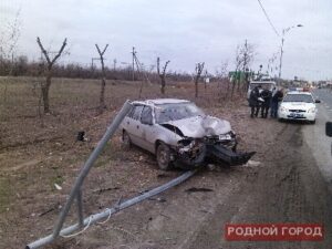 В Волгограде 18-летний парень на иномарке протаранил столб