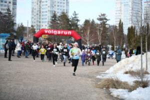 В центре Волгограда 8 марта провели забег с цветами