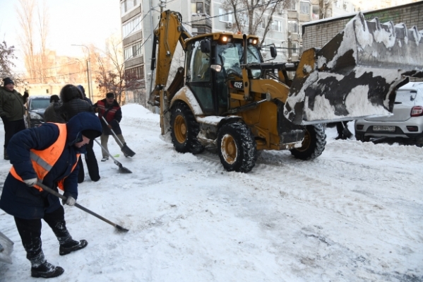 Коммунальщики Волгограда регулярно обрабатывают тротуары от гололеда