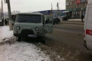 В столкновении ВАЗа и УАЗа в Волгограде пострадали двое