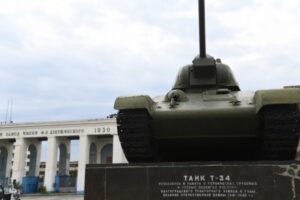 В Волгограде отреставрируют памятник «Танк Т-34» на площади Дзержинского