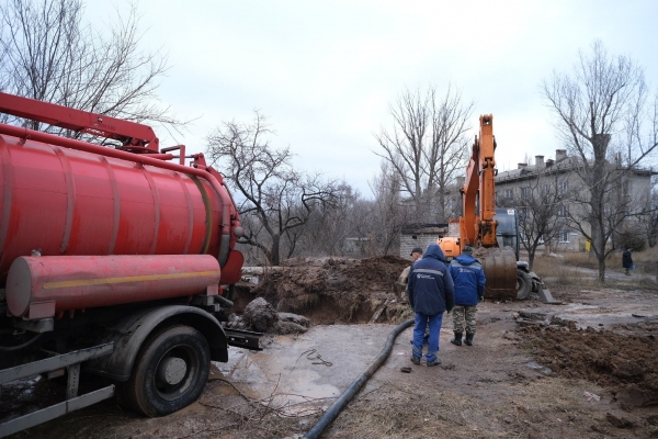 Оставшихся в результате ЧП без воды волгоградцев подключили к резерву