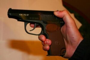 Волгоградец, защищая годовалого сына, выстрелил в 48-летнего мужчину