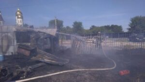 На западе Волгограда загорелся шиномонтаж