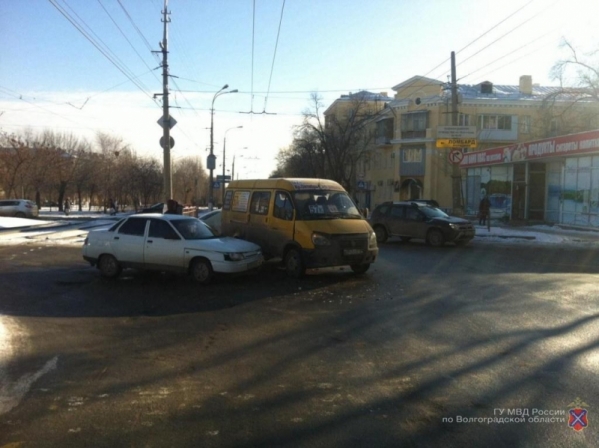 На севере Волгограда автоледи врезалась в маршрутку: пострадала пассажирка