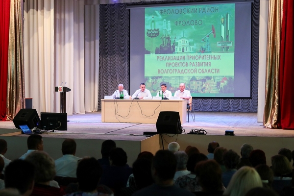 В режиме диалога: губернатор встретился с жителями Фроловского района