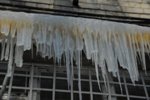 В Волгограде рабочие повредили трубы при уборке сосулек
