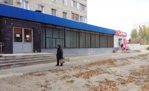 В Волгограде рядом с библиотекой открыт алкомаркет