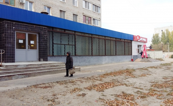 В Волгограде рядом с библиотекой открыт алкомаркет