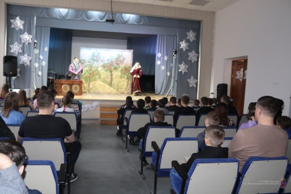 Волгоградские полицейские провели благотворительную акцию для детей-сирот