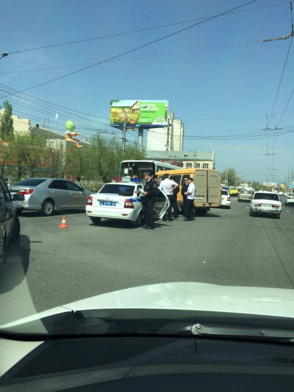 В Волгограде маршрутка врезалась в автобус