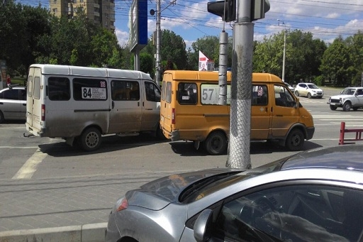 В Волгограде в столкновении двух маршруток пострадали две пассажирки