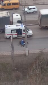 На проезжей части из скорой выбежал неадекватный волгоградец