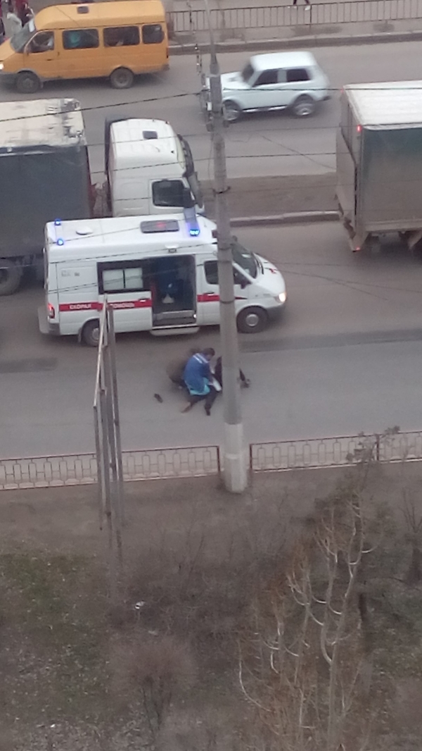 На проезжей части из скорой выбежал неадекватный волгоградец