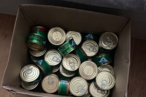 В Волгограде лжеполицейский вынес из магазина 45 банок красной икры