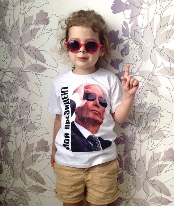 Дочь Джуда Лоу носит футболку с портретом Путина