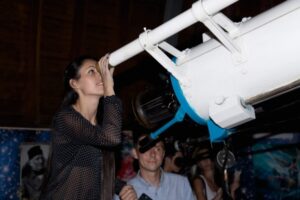 В Международный женский день волгоградкам подарили «космические цветы»