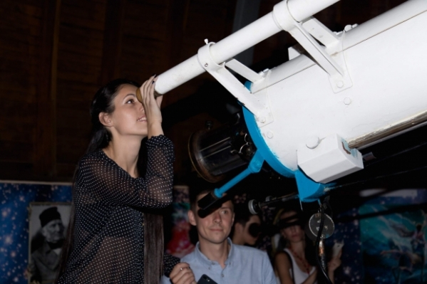 В Международный женский день волгоградкам подарили «космические цветы»