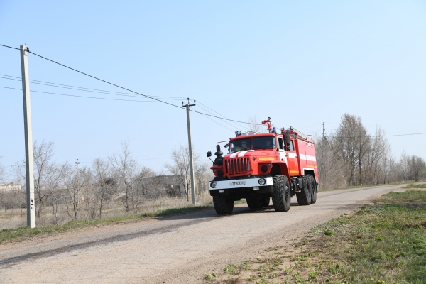 В Волгоградской области при пожаре в деревянном доме пострадал человек