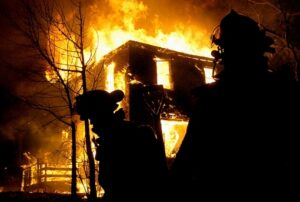 В Волгоградской области неизвестные подожгли 2-этажное здание