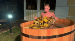 Волочкова прикрылась осенними листьями во время купания в ледяной купели