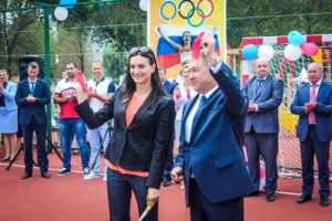 Елена Исинбаева открыла новую спортивную площадку
