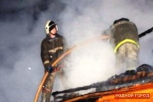 Пожарные под Волгоградом вынесли из горящего дома женщину