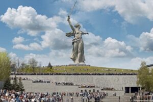 Андрей Бочаров на Мамаевом кургане почтил память погибших в ВОВ